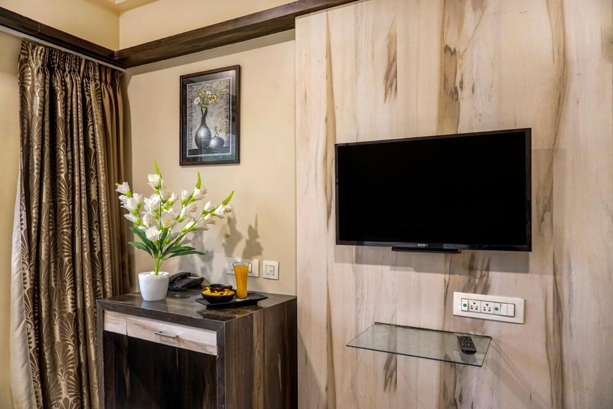 Hotel Tarky Near Delhi Airport 4*